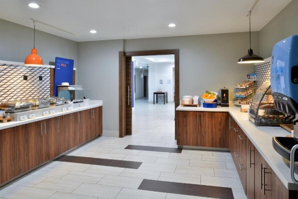 Holiday Inn Express Hotel & Suites Carthage image 18